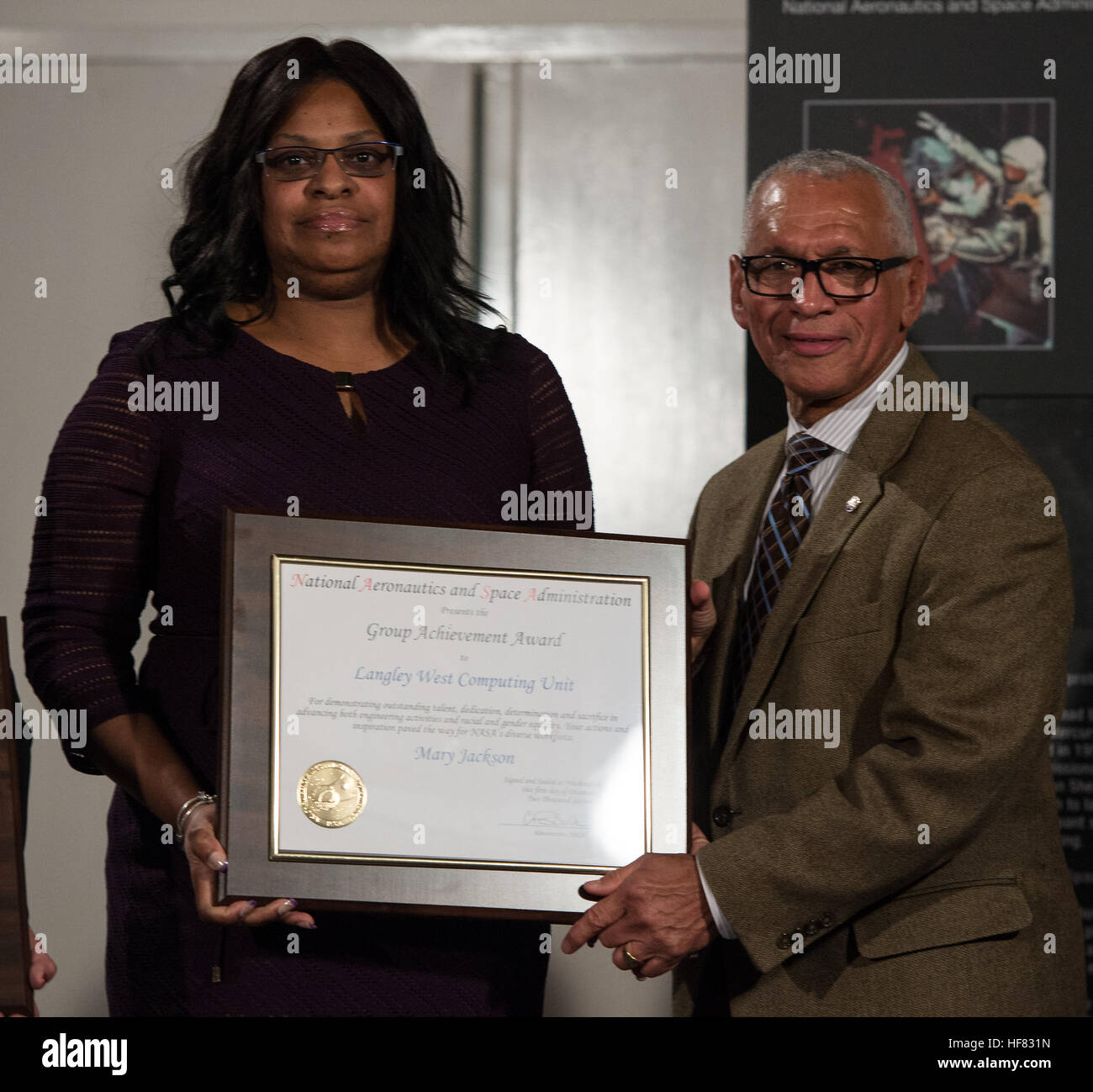 Charles Bolden, administrateur de la NASA, honore l'héritage de Mary Jackson, l'un des « ordinateurs humains » de la NASA, lors d'un événement en Virginie. La réception, qui s'est tenue le 1er décembre 2016 au Virginia Air and Space Center, a également présenté une projection de « figures cachées », qui met en lumière les réalisations de Katherine Johnson, Dorothy Vaughan et Mary Jackson dans l'histoire spatiale de la NASA. Banque D'Images