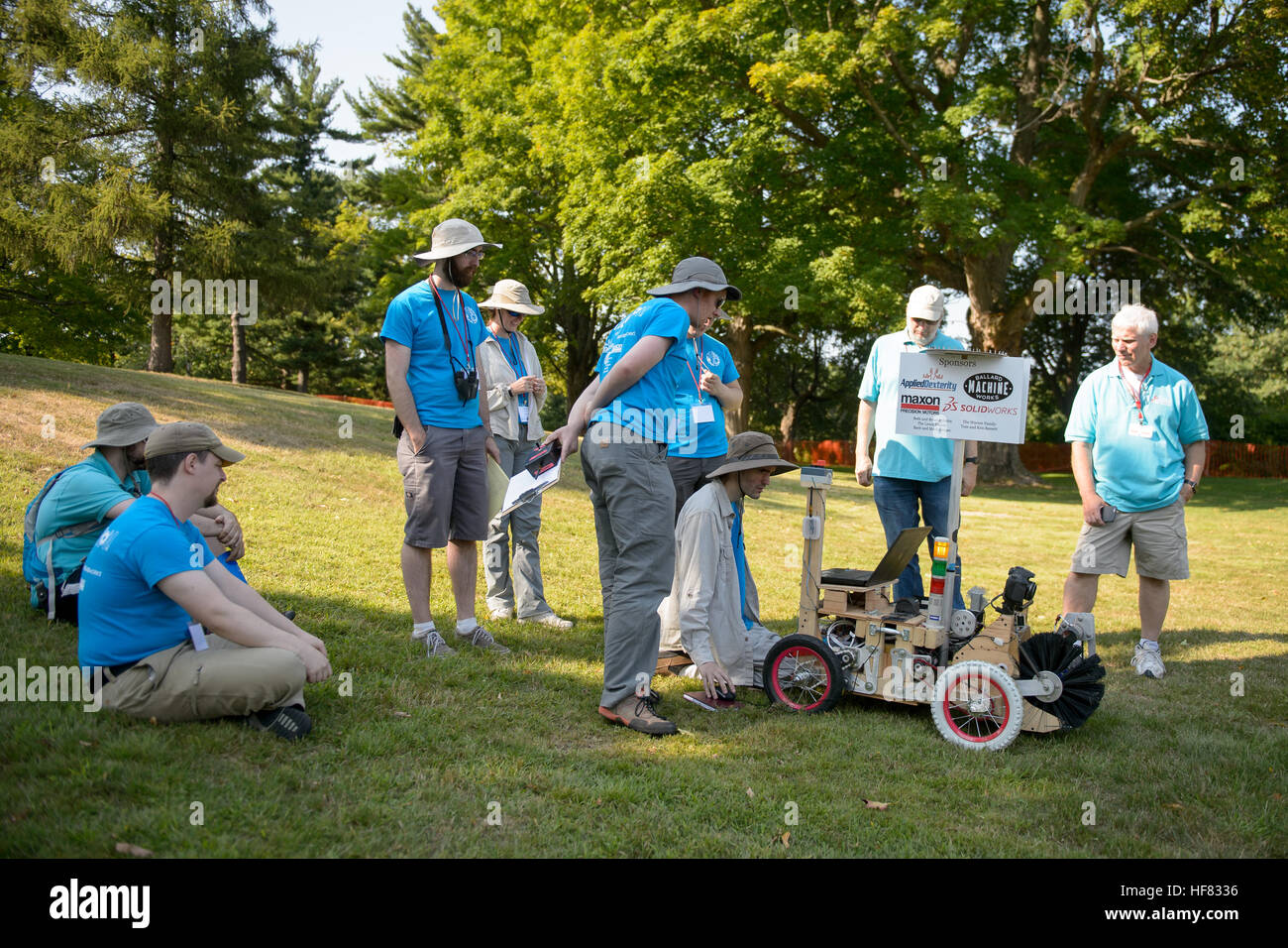 Lors du concours 2016 Sample Return robot Challenge au Worcester Polytechnic Institute, des équipes, dont Mind & Iron, ont travaillé sur des robots autonomes conçus pour localiser et collecter des échantillons sur des terrains variés. Le défi a encouragé l'innovation en robotique et en navigation autonome avec un prix de 1,36 millions de dollars de la NASA. Banque D'Images