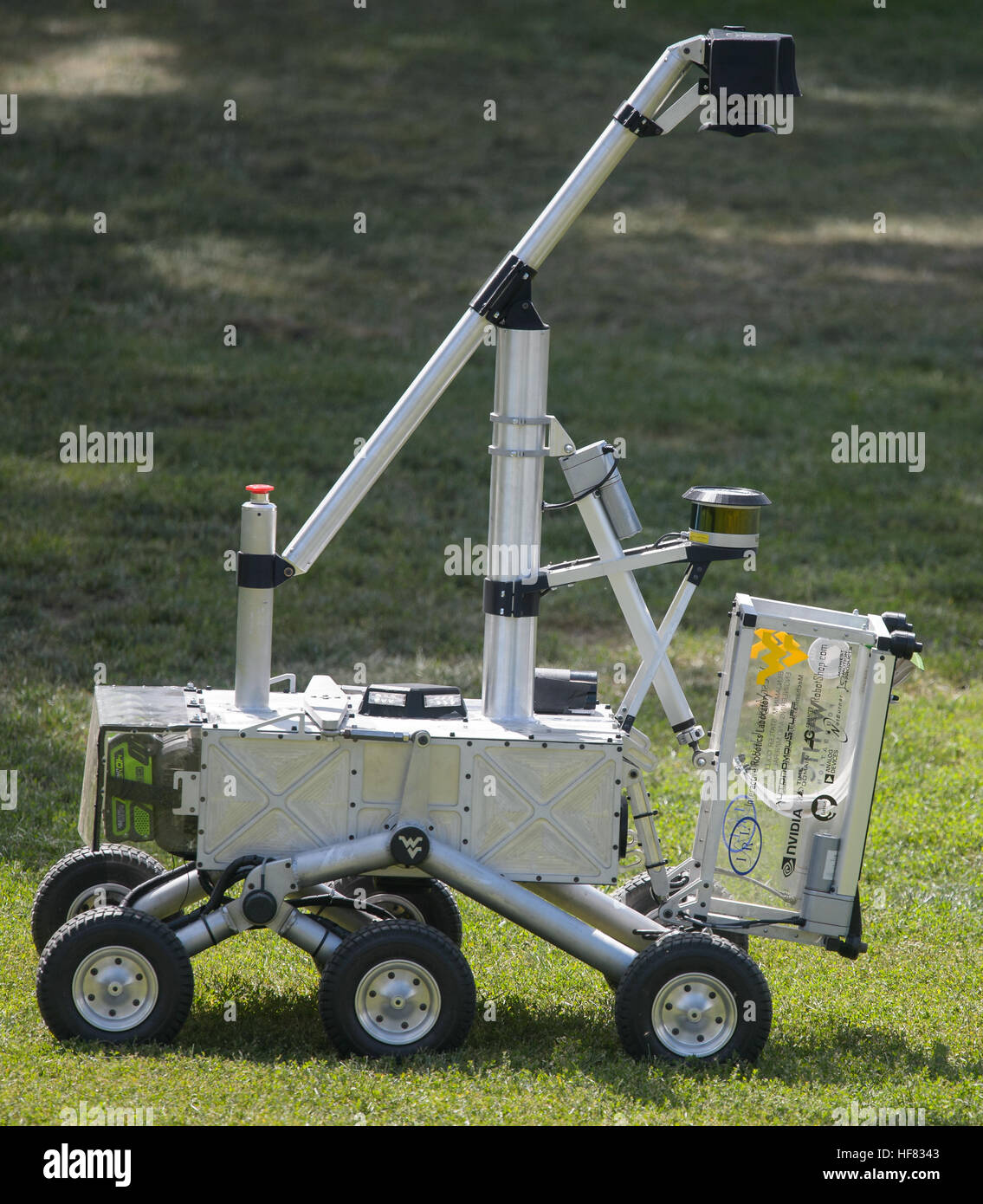 L'équipe d'alpinistes de l'Université de Virginie-occidentale robot est vu comme il revient à la plate-forme de départ avec un échantillon lors de sa tentative de le défi de niveau 2 au cours de l'échantillon 2016 Défi Robot Retour le lundi, 5 septembre, 2016 à la Worcester Polytechnic Institute (WPI) à Worcester, Mass. Sept équipes sont en compétition pour un $1.36 millions de bourse de la NASA. Les équipes seront tenus de démontrer des robots autonomes capables de localiser et de prélever des échantillons d'une vaste et diversifié, de l'exploitation sans contrôle de l'homme. L'objectif de ce Centenaire de la NASA-WPI défi consiste à encourager les innovations dans Banque D'Images