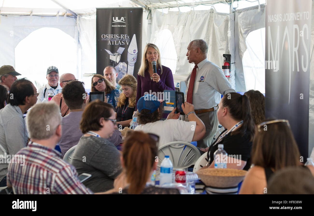 L'administrateur adjoint de la NASA Dava Newman, à gauche, et l'administrateur de la NASA Charles Bolden, droite, parler avec la NASA participants sociale le Jeudi, 8 septembre 2016, au Centre spatial Kennedy en Floride avant le lancement de la NASA, les origines de l'interprétation, l'identification des ressources spectrales, Security-Regolith Explorer (OSIRIS-REx) mission. OSIRIS-REx sera la première mission américaine d'échantillonner un astéroïde, récupérer au moins deux onces du matériau de surface et le retourner à la terre pour l'étude. L'astéroïde, Bennou, peuvent détenir des indices sur l'origine du système solaire et la source d'eau et de molécules organiques trouvés Banque D'Images