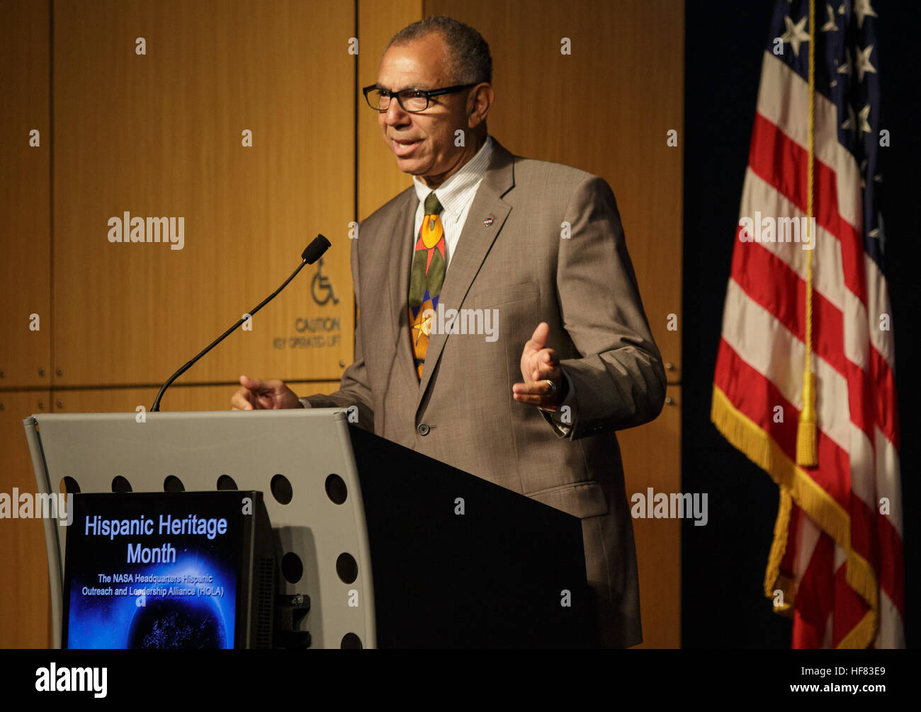 L'Administrateur associé de la NASA pour l'éducation Donald James parle aux étudiants présents à l'aspira con NASA/Aspirer avec la NASA Hispanic Heritage Month event le Mardi, Octobre 4, 2016 au siège de la NASA à Washington. L'événement présentait parle par Diana Trujillo, chef de mission pour la mission Mars Rover Curiosity de la NASA Jet Propulsion Laboratory en Californie, et l'ancien astronaute de la NASA José Hernández. Banque D'Images