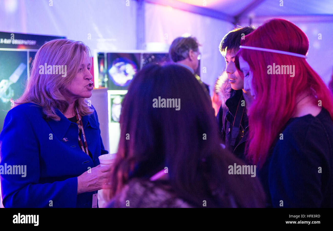 Le Dr Ellen Stofan, expert scientifique en chef, la NASA, parle aux participants de la Maison Blanche l'astronomie Conférence frontières nuit à l'Observatoire Allegheny, jeudi, 13 octobre, 2016 à l'Université de Pittsburgh en Pennsylvanie. La Maison Blanche Frontières Conférence, organisée par le président Obama, et co-organisé par l'Université de Pittsburgh et l'Université Carnegie Mellon, explore l'avenir de l'innovation en mettant l'accent sur la construction de la capacité américaine de la science et de la technologie. Aubrey Gemignani) Banque D'Images