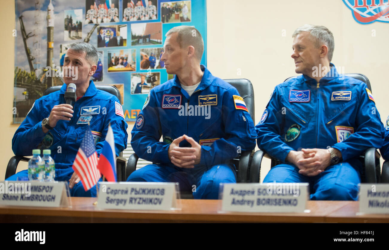 L'ingénieur de vol de l'expédition 49 Shane Kimbrough, gauche, répond à une question au cours d'une conférence de presse de l'équipage, comme ses coéquipiers commandant de Soyouz Sergey Ryzhikov, centre, et l'ingénieur de vol Andrey Borisenko de Roscosmos, droite, regard sur, alors que dans la zone de quarantaine derrière une vitre, le Mardi, Octobre 18, 2016 à l'hôtel cosmonaute à Baïkonour, au Kazakhstan. Kimbrough, Ryzhikov, et Borisenko sont prévues pour le lancement de la Station spatiale internationale à bord du vaisseau Soyouz MS-02 depuis le cosmodrome de Baïkonour le 19 octobre. Banque D'Images