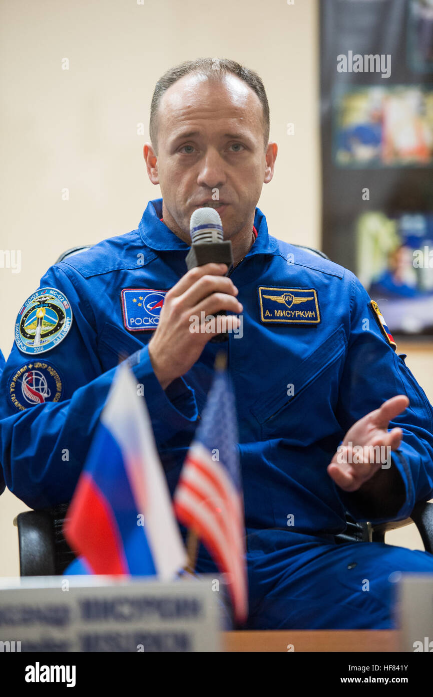 Sauvegarde de l'équipage Expédition 49 Alexander Misurkin de Roscosmos répond à une question d'un équipage conférence de presse Le mardi, Octobre 18, 2016 à l'hôtel cosmonaute à Baïkonour, au Kazakhstan. Le premier équipage Expédition 49 Shane Kimbrough de la NASA, et Sergey Ryzhikov de Roscosmos, et Andrey Borisenko de Roscosmos sont prévues pour le lancement de la Station spatiale internationale à bord du vaisseau Soyouz MS-02 depuis le cosmodrome de Baïkonour le 19 octobre. Banque D'Images