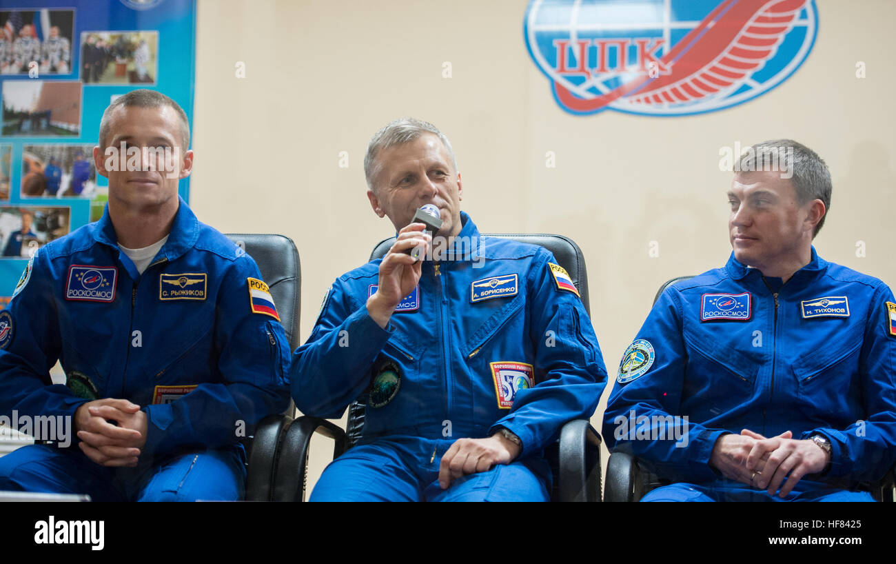 L'équipage Expedition 49 premier mécanicien de Andrey Borisenko de Roscosmos, centre, répond à une question au cours d'une conférence de presse de l'équipe Mardi, 18 octobre, 2016 à l'hôtel cosmonaute à Baïkonour, au Kazakhstan. Borisenko, Sergey Ryzhikov de Roscosmos, et Shane Kimbrough de NASA sont prévues pour le lancement de la Station spatiale internationale à bord du vaisseau Soyouz MS-02 depuis le cosmodrome de Baïkonour le 19 octobre. Banque D'Images