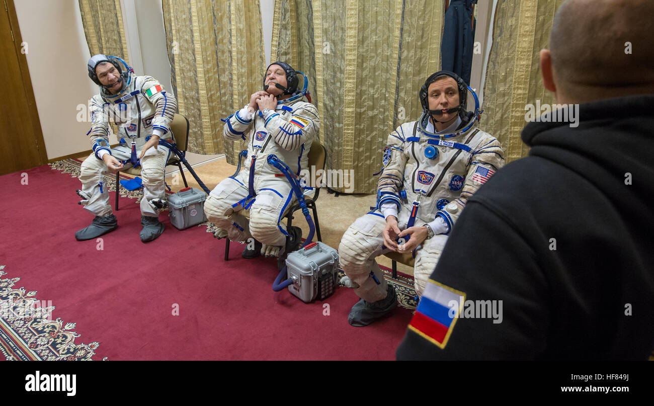 50 membres d'équipage de l'expédition de secours, de l'ESA Paolo Nespoli, à gauche, le cosmonaute russe Fyodor Yurchikhin de Roscosmos, centre, et l'astronaute de la NASA Jack Fischer enfiler leur combinaisons Sokol avant leurs examens de qualification de la fusée Soyouz, le Lundi, Octobre 24, 2016, au Centre d'entraînement des cosmonautes Gagarine (GCTC) à la Cité des étoiles, en Russie. Banque D'Images