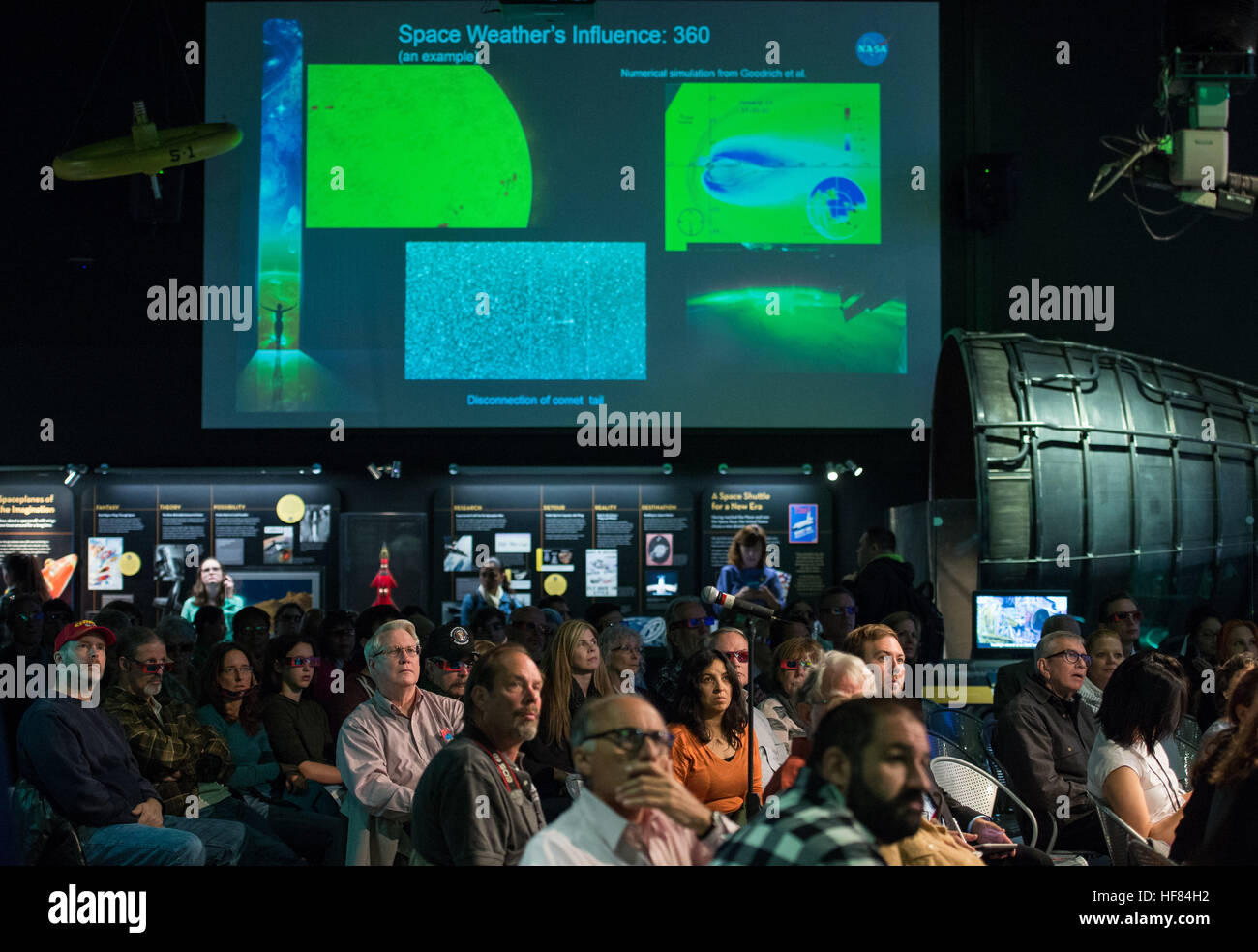 Les membres de l'assistance d'écouter une présentation de Sun 360 lors d'un événement pour commémorer le 10e anniversaire de la mission STEREO, le mardi 25 octobre 2016 au Smithsonian National Air and Space Museum de Washington. Les sondes double stéréo ont été lancés en 2006 pour surveiller le soleil sous des angles différents en même temps, les scientifiques et d'alerte sur la terre pour les éruptions solaires dangereux et d'autres événements météorologiques. Aubrey Gemignani) Banque D'Images