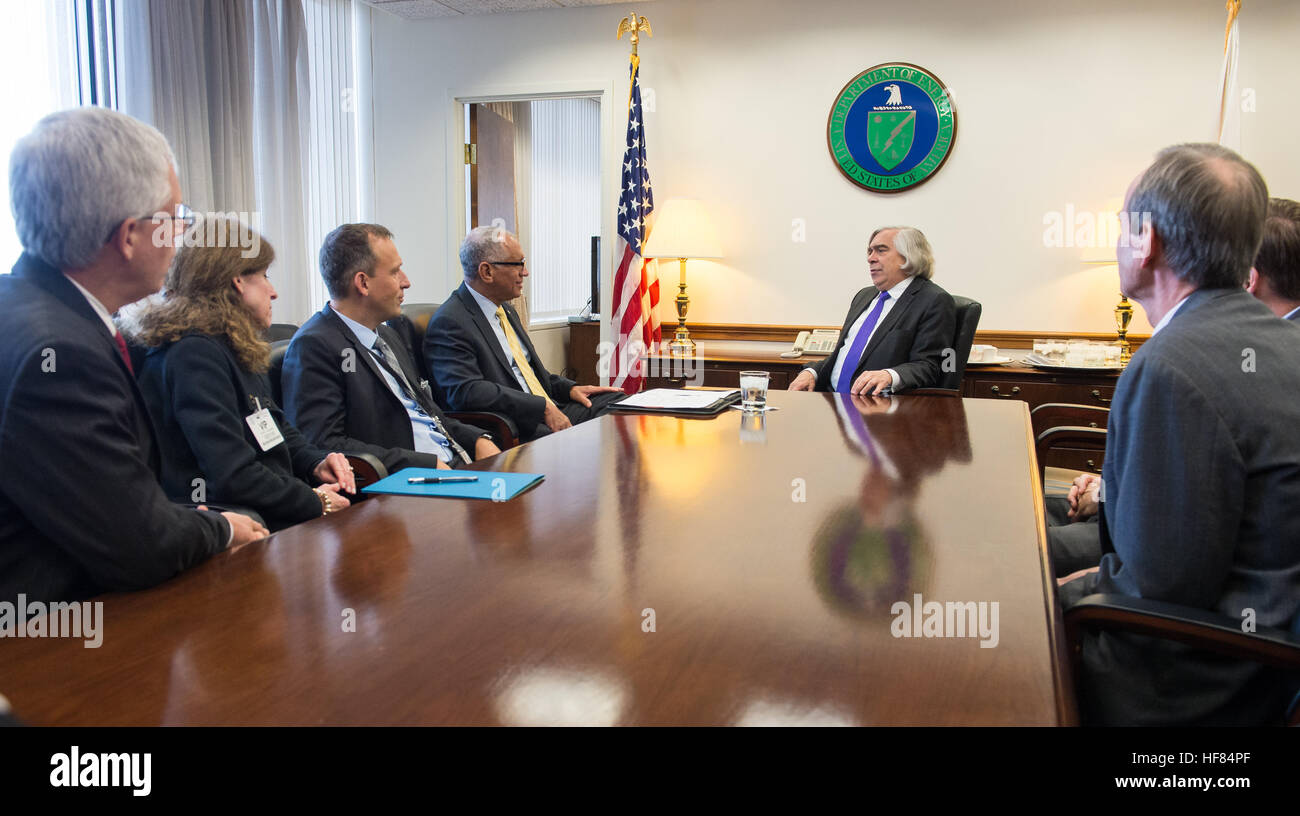 Secrétaire du Département américain de l'énergie Dr. Ernest Moniz, droite, rencontre avec l'administrateur de la NASA Charles Bolden, quatrième à partir de gauche, avant la signature d'un protocole d'entente (PE) pour renouveler et renforcer la coopération inter-agences s'assurer que les technologies d'énergie nucléaires dans l'espace sera disponible à l'alimentation de futures missions à notre système solaire et au-delà, le lundi, 31 octobre 2016 au Ministère de l'énergie siège à Washington, DC. Le PE met à jour l'accord préalable entre le DOE et la NASA a signé en 1991. Radioisotope power systems (SRP) ont joué un rôle critique dans l'exploration de l'espace pour le mo Banque D'Images