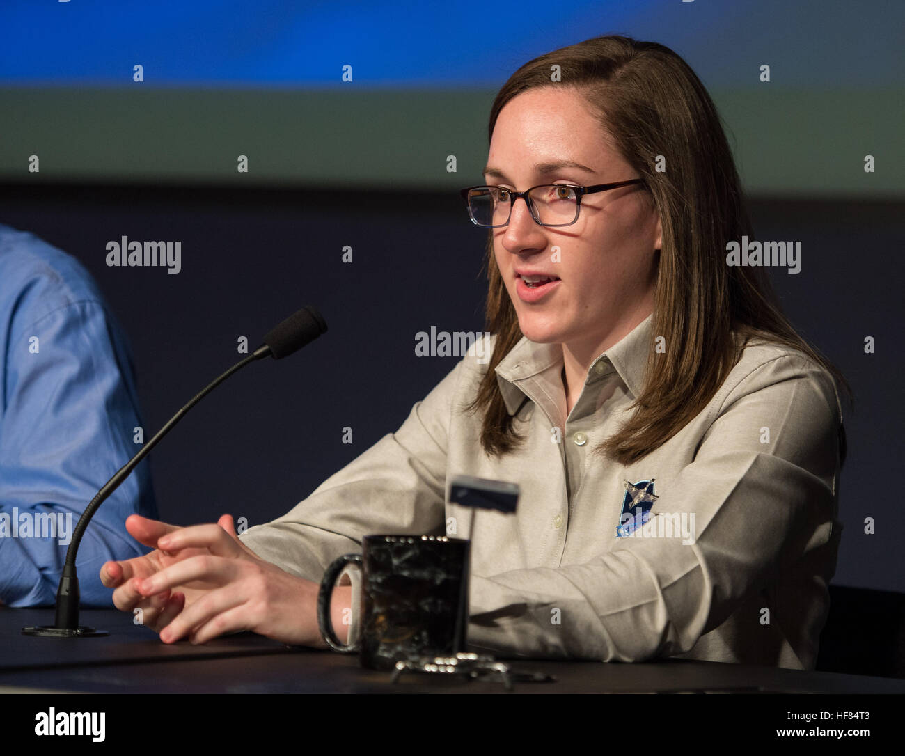 Mary Morris, étudiant au doctorat au Département des sciences du climat et de l'espace et de l'ingénierie, de l'Université du Michigan, parle à une réunion d'information sur le Système mondial de navigation par satellite du cyclone (CYGNSS), jeudi, 10 novembre 2016 au siège de la NASA à Washington. CYGNSS la mission est prévue pour le lancement en décembre 2016 et utilise huit micro-satellites pour mesurer la vitesse du vent au-dessus des océans, l'augmentation de la capacité des scientifiques pour comprendre et prédire les ouragans. Aubrey Gemignani) Banque D'Images