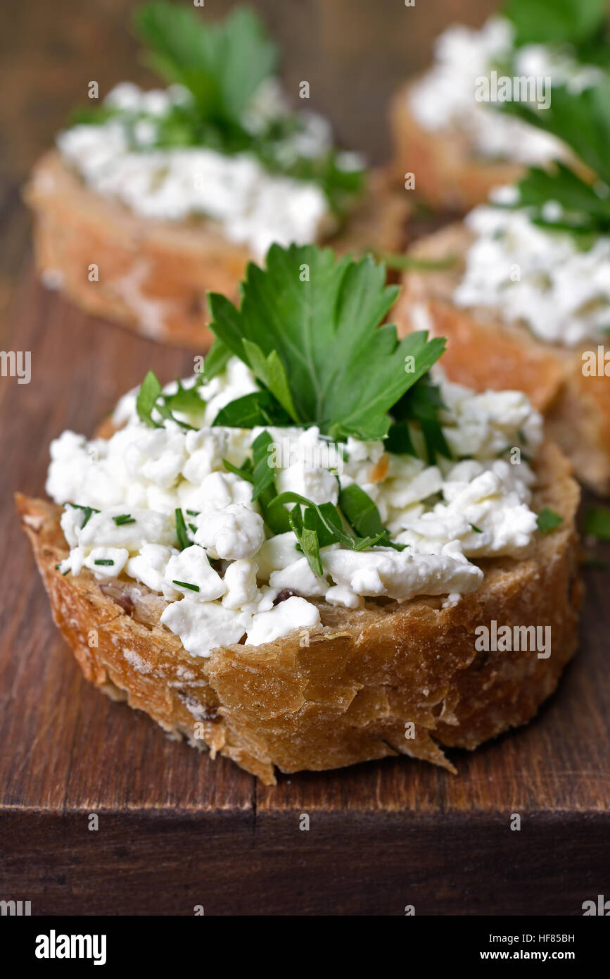 Sandwich avec du pain, du fromage et de l'aneth, collation santé Banque D'Images