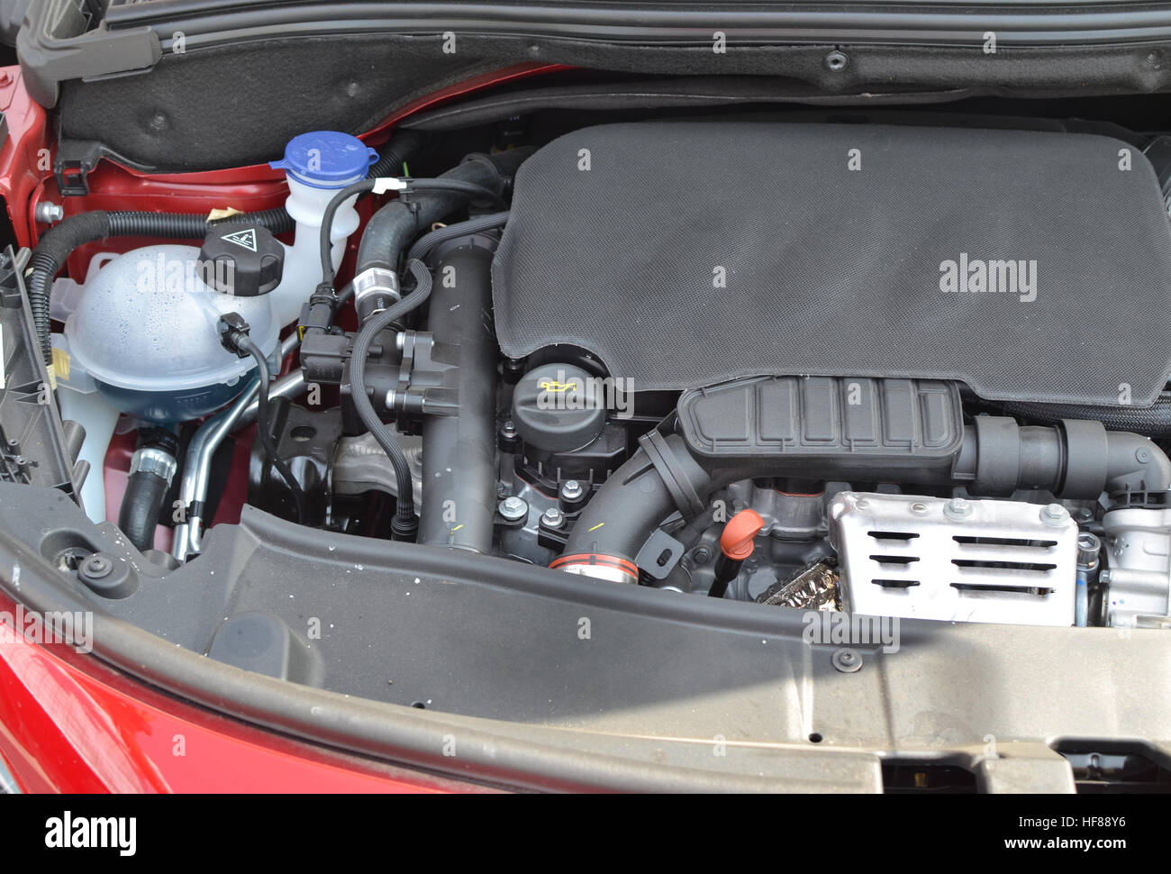 Moteur d'une voiture sous le capot ouvert Photo Stock - Alamy