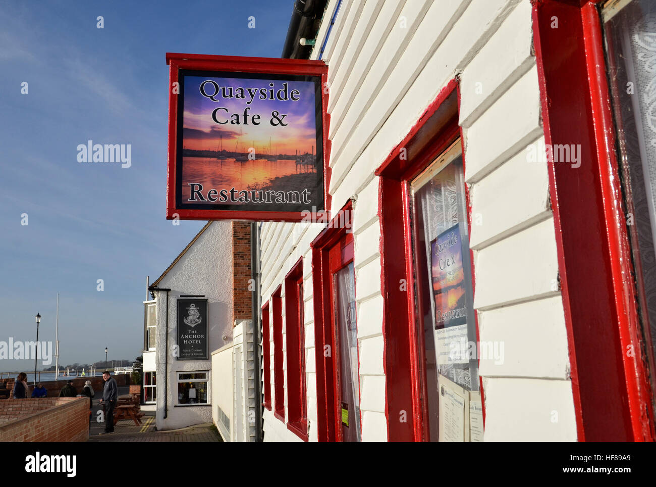 Le quai d'un café et d'Public House sur le quai à Burnham-on-Crouch en Essex Banque D'Images