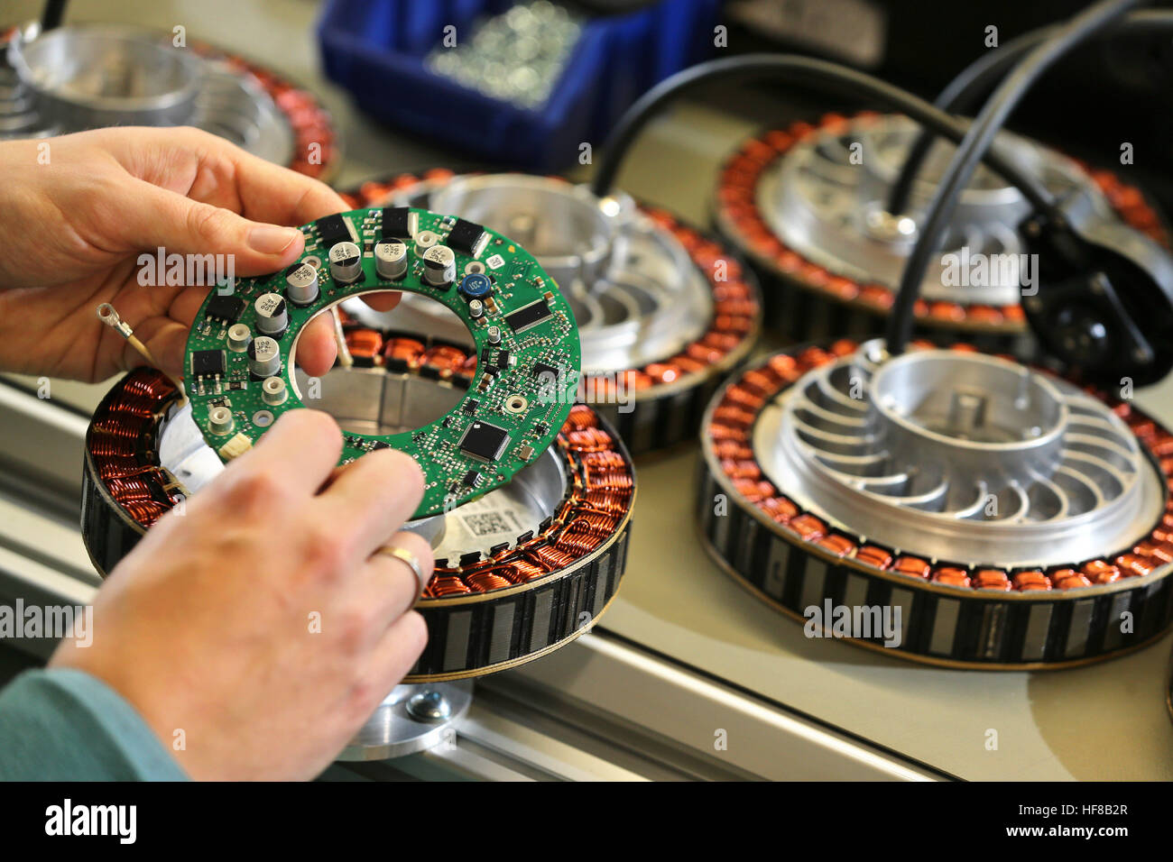 Zwickau, Allemagne. Le 15 décembre, 2016. Un employé de Pendix GmbH assemble les composants électroniques sur le support du bas moteur pour eBikes à Zwickau, Allemagne, 15 décembre 2016. Avec le petit kit de mise à l'entreprise, de tous les types de vélos peuvent être placés avec un moteur électrique et de la batterie et ainsi être converti en vélos électriques. Le plus petit moteur électrique peut gérer une gamme de jusqu'à 105 kilomètres, la variété haut de gamme jusqu'à 320 kilomètres. Photo : Jan Woitas/dpa-Zentralbild/dpa/Alamy Live News Banque D'Images