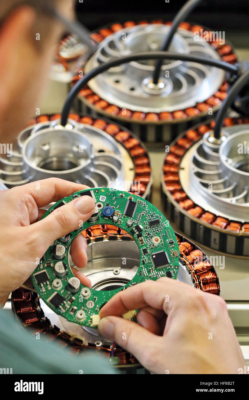 Zwickau, Allemagne. Le 15 décembre, 2016. Un employé de Pendix GmbH assemble les composants électroniques sur le support du bas moteur pour eBikes à Zwickau, Allemagne, 15 décembre 2016. Avec le petit kit de mise à l'entreprise, de tous les types de vélos peuvent être placés avec un moteur électrique et de la batterie et ainsi être converti en vélos électriques. Le plus petit moteur électrique peut gérer une gamme de jusqu'à 105 kilomètres, la variété haut de gamme jusqu'à 320 kilomètres. Photo : Jan Woitas/dpa-Zentralbild/dpa/Alamy Live News Banque D'Images
