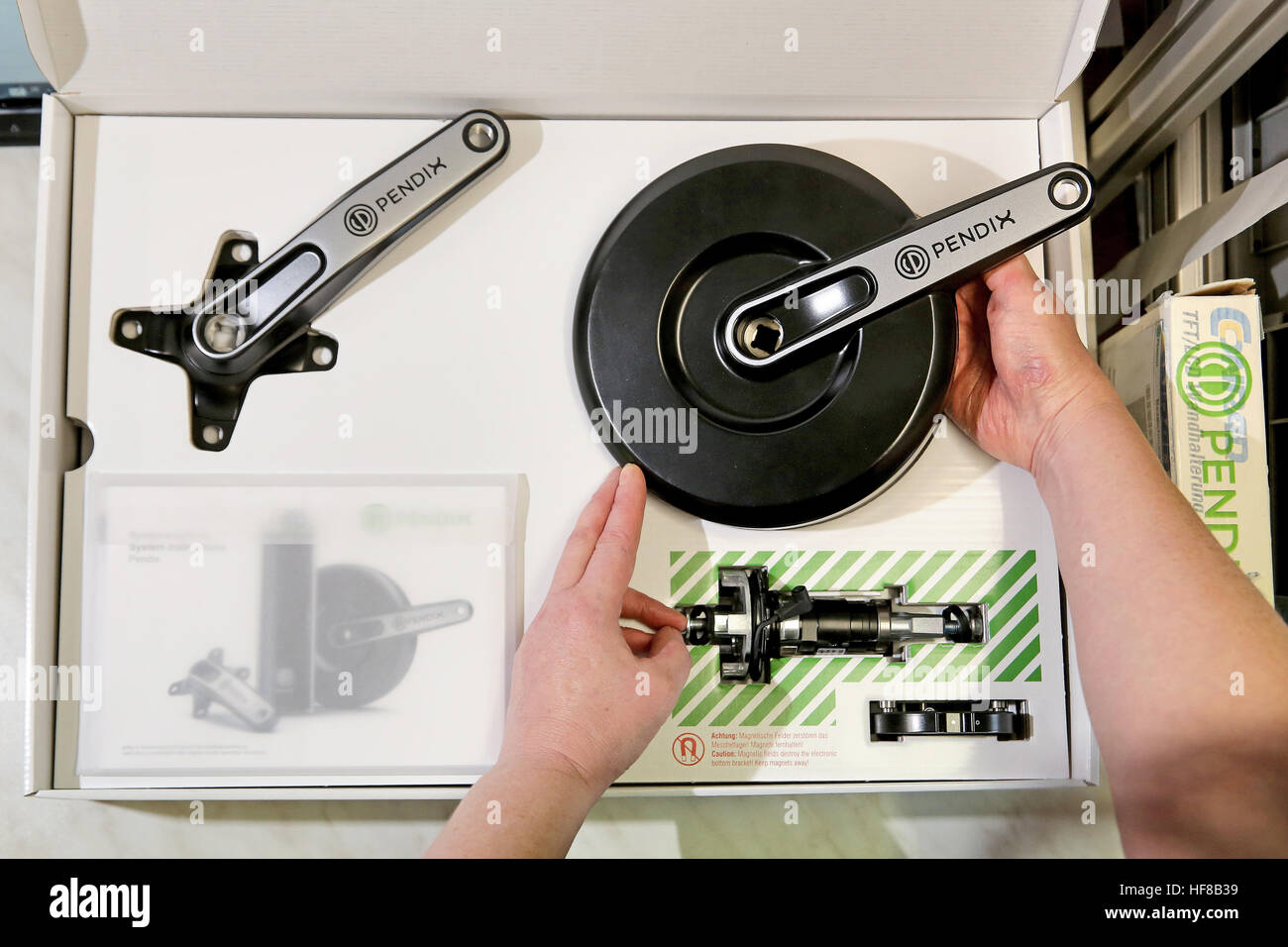 Un employé de Pendix GmbH dispose d'un support du bas moteur pour la conversion d'un vélo dans un eBike à Zwickau, Allemagne, 15 décembre 2016. Avec le petit kit de mise à l'entreprise, de tous les types de vélos peuvent être placés avec un moteur électrique et de la batterie et ainsi être converti en vélos électriques. Le plus petit moteur électrique peut gérer une gamme de jusqu'à 105 kilomètres, la variété haut de gamme jusqu'à 320 kilomètres. Photo : Jan Woitas/dpa-Zentralbild/dpa Banque D'Images