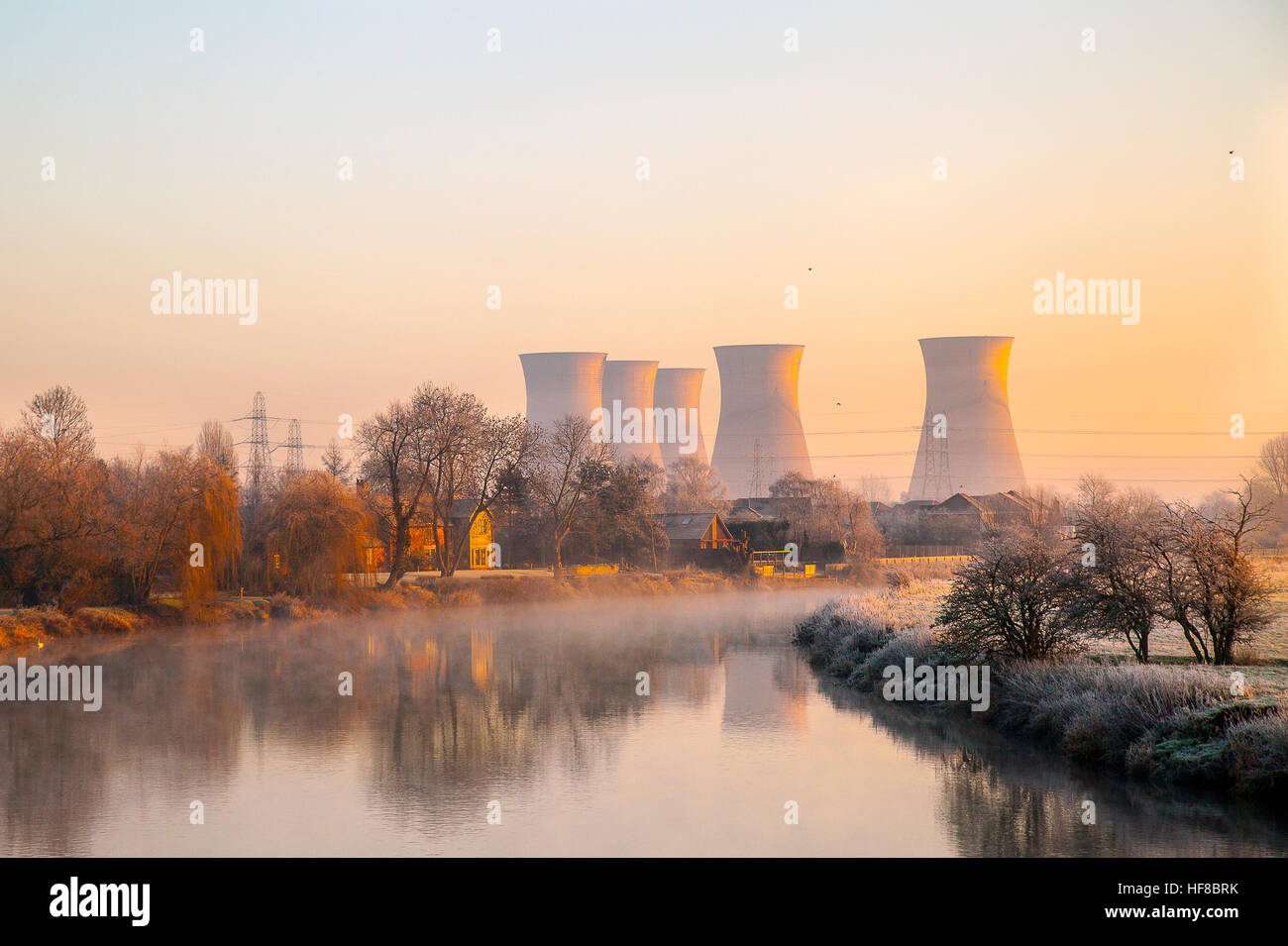 Willington “A” Power Station Repton, Derbyshire, Royaume-Uni. Météo Royaume-Uni. Décembre 2016. -3,5C froid, givré et brumeux. Le village de Repton, qui abrite la célèbre école et près de la rivière Trent, se réveille le matin le plus froid jusqu'à présent cet hiver. Banque D'Images