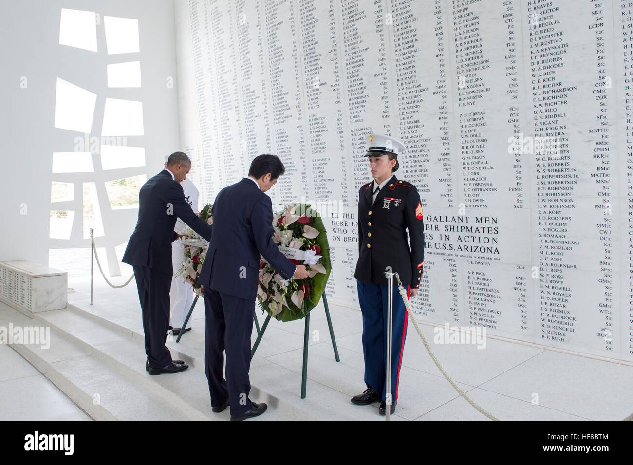 Pearl Harbor, Hawaii. Dec 27, 2016. Président américain Barack Obama et le Premier ministre japonais Shinzo Abe ensemble place des couronnes à l'USS Arizona Memorial le 27 décembre 2016 à Pearl Harbor, Hawaii. Abe est le premier chef japonais à la vue du public site de l'attaque de Pearl Harbor. Credit : Planetpix/Alamy Live News Banque D'Images