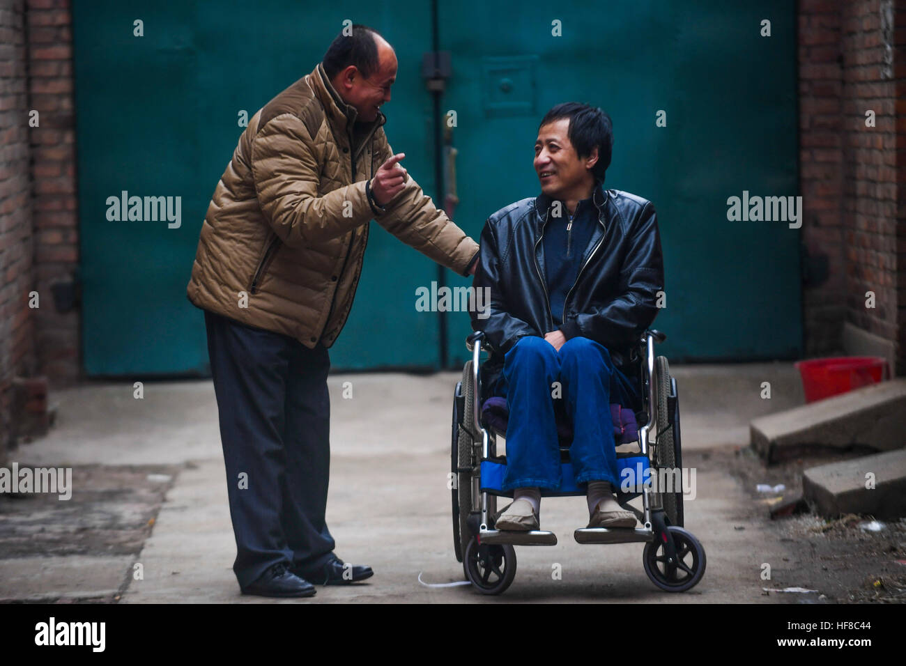 (161228) -- HENGSHUI, 28 décembre 2016 (Xinhua) -- Wang Mingchen (L) accompagne Li Jianguo pour une piscine à pied dans la ville de Hengshui Taocheng District dans le nord de la Chine, province de Hebei, du 28 décembre 2016. La jambe gauche de Wang Mingchen a été amputées à cause d'un accident de voiture en 2000. Pendant ce temps, Li Jianguo, Wang Mingchen son voisin et ancien collègue, souffert de l'paraplégie causée par accident en 2001. Lorsqu'il a été le plus besoin de soins, les parents de Li est mort de suite et sa femme l'a quitté avec leur enfant. Sentiment pour Li, Wang a promis de prendre soin de lui toute sa vie, et il a collé à sa promesse fo Banque D'Images