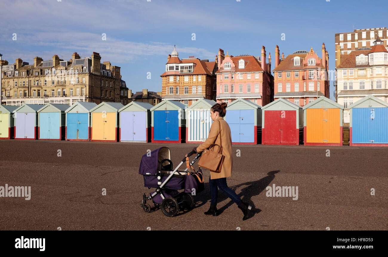 Brighton Uk 28 Decembre 16 C Etait Un Bel Apres Midi Pour Une Promenade Pour Cette Jeune Mere Et Son Bebe Le Long Du Front De Mer De Brighton Et Hove Dans Le