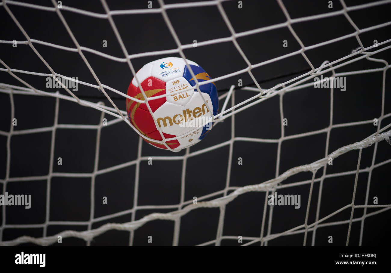Le ballon officiel de la Coupe du Monde de Handball 2017 en France sur le  dessus d'un filet à Kamen, Allemagne, 28 décembre 2016. Photo : Guido  Kirchner/dpa Photo Stock - Alamy