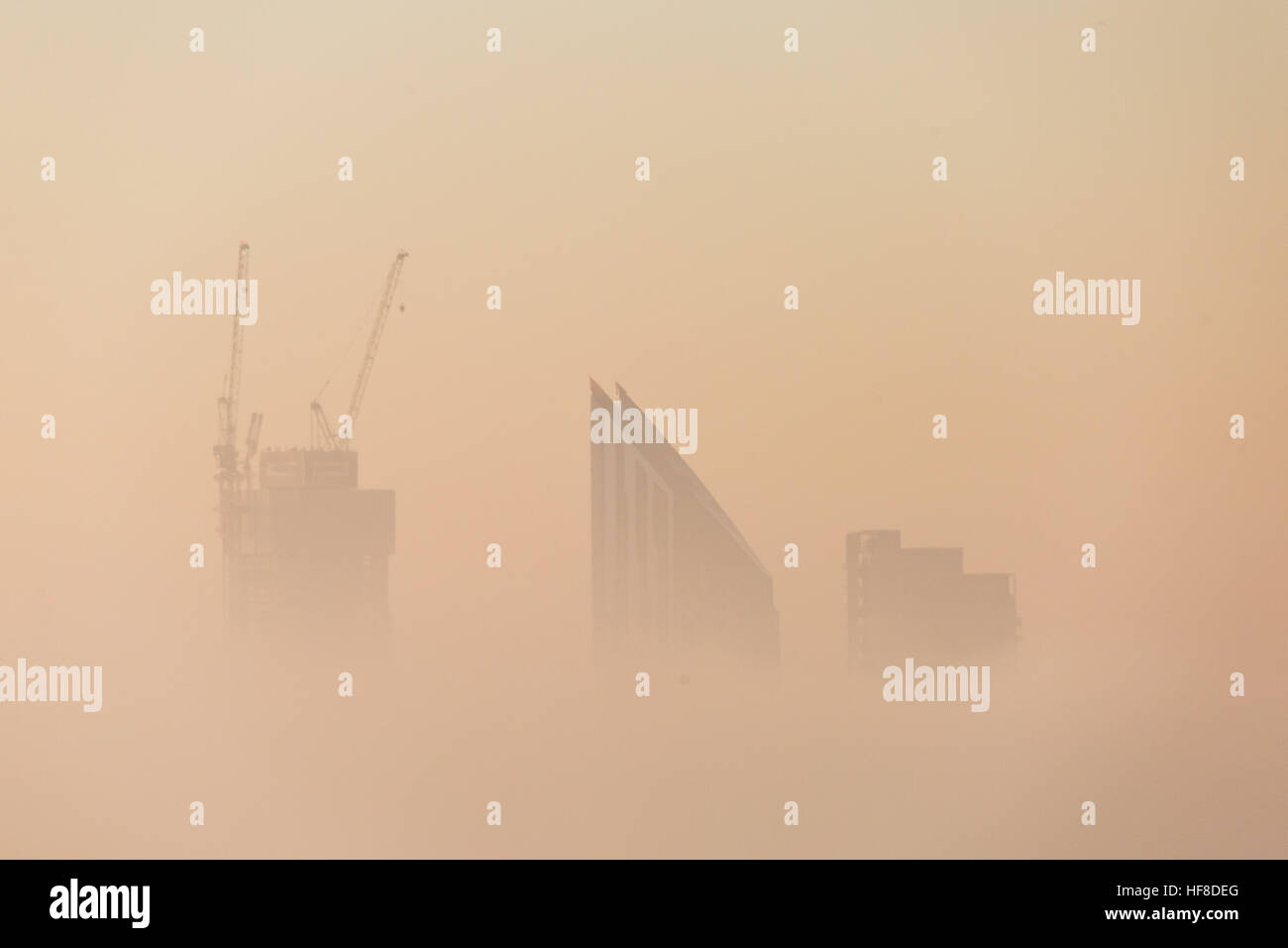 Londres, Royaume-Uni. 28 Décembre, 2016. Ubisoft SE1 gratte-ciel résidentiel bâtiment vu dans la lumière du soir à travers un épais brouillard © Guy Josse/Alamy Live News Banque D'Images