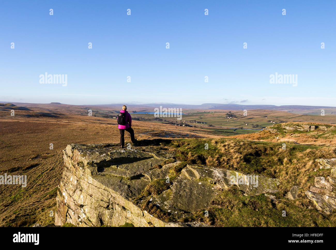 Goldsborough Crag, Baldersdale Teesdale, County Durham, Royaume-Uni. Mercredi 28 décembre 2016, Météo France. Walker bénéficiant d'une vue dégagée et un ciel bleu sans nuages au-dessus de l'Amérique du Pennine Moors du nord de l'Angleterre cet après-midi. © David Forster/Alamy Live News Banque D'Images