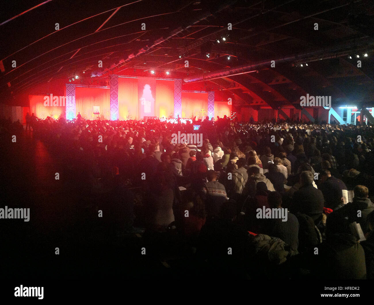 Riga, Lettonie. 28 Dec, 2016. Les membres de la communauté de Taizé et les jeunes croyants prient dans Riga, Lettonie, 28 décembre 2016. Les jeunes chrétiens du monde entier ont afflué à Riga pour la 39e Rencontre européenne de la jeunesse de la communauté œcuménique de Taizé. Autour de 15 000 jeunes entre 17 et 35 se sont réunis dans les églises et salles à travers la capitale lettone. Photo : Alexander Welscher/dpa/Alamy Live News Banque D'Images
