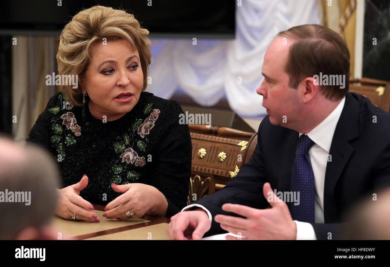 Moscou, Russie. 28 Dec, 2016. Le Président du Conseil de la Fédération de Russie Valentina Matviyenko et Chef du personnel de l'élection présidentielle Bureau Exécutif Anton Vaino, droite, au cours d'une réunion du Conseil de sécurité dans le Kremlin, le 28 décembre 2016 à Moscou, Russie. Credit : Planetpix/Alamy Live News Banque D'Images