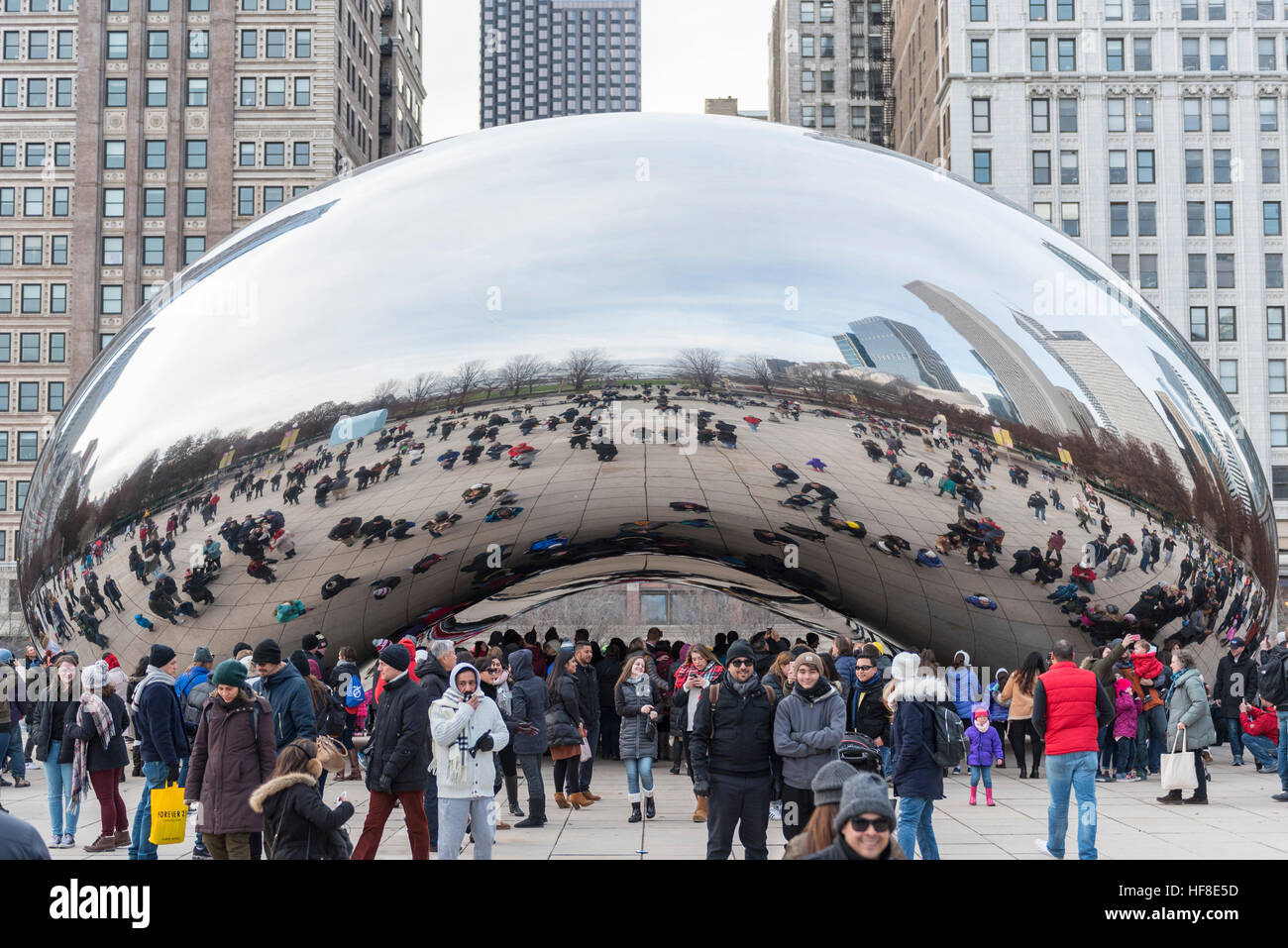 Chicago, USA. 28 décembre 2016. L'hiver exceptionnellement doux met en valeur les touristes sur leur maison de vacances comme ils visitent Cloud Gate, connue localement comme 'Le Bean', une sculpture emblématique centre-ville par l'artiste Anish Kapoor. © Stephen Chung / Alamy Live News Banque D'Images