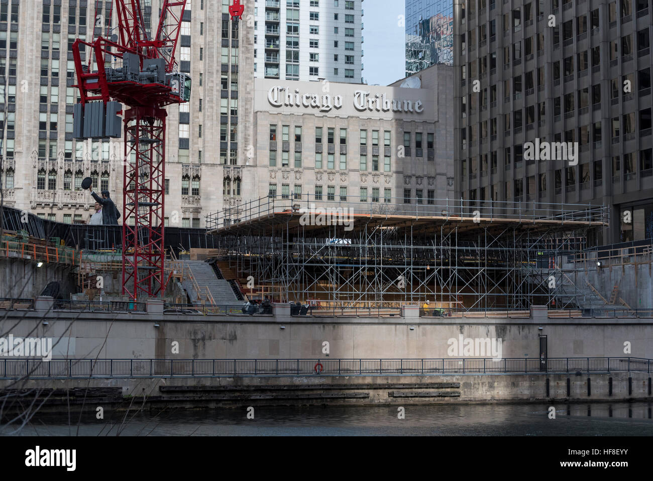 Chicago, USA. 28 décembre 2016. Les travaux de construction sont en cours sur le nouvel Apple Store pour être situé à North Michigan Avenue le long de la rivière de Chicago où l'énorme toit peut être vu s'élever au-dessus de la Cour Pioneer Plaza, flanqué de deux escaliers. Conçu par Foster and Partners, le magasin devrait contribuer à prolonger le Magnificent Mile stretch de détail plus au sud. © Stephen Chung / Alamy Live News Banque D'Images