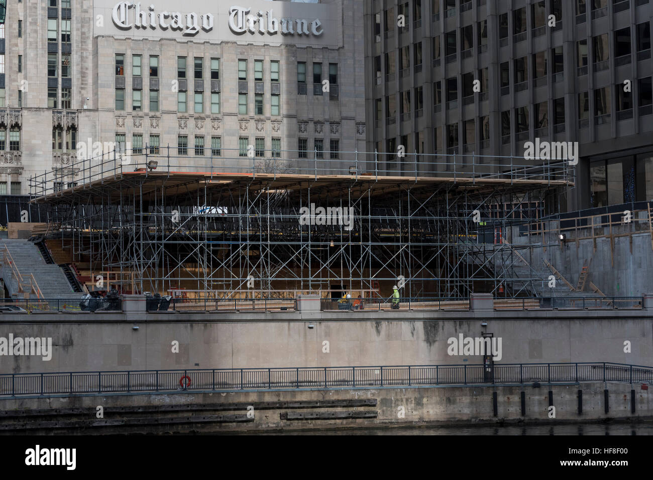 Chicago, USA. 28 décembre 2016. Les travaux de construction sont en cours sur le nouvel Apple Store pour être situé à North Michigan Avenue le long de la rivière de Chicago où l'énorme toit peut être vu s'élever au-dessus de la Cour Pioneer Plaza, flanqué de deux escaliers. Conçu par Foster and Partners, le magasin devrait contribuer à prolonger le Magnificent Mile stretch de détail plus au sud. © Stephen Chung / Alamy Live News Banque D'Images