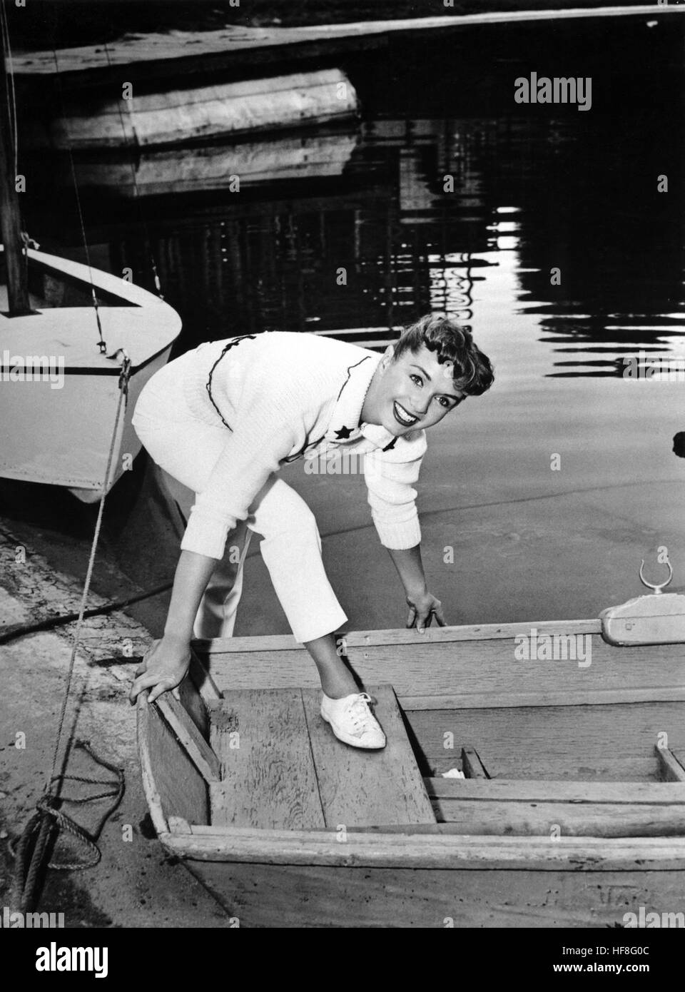 5669993 (9002126) Debbie Reynolds, Schauspielerin und amerikanische Sängerin, posiert neben einem Boot am See. Ort und Datum unbekannt, ca. 1955. | Verwendung weltweit/photo alliance Banque D'Images