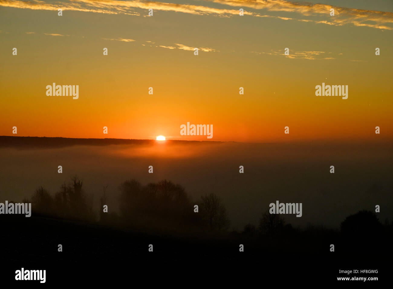 Lever du soleil à Arundel, UK, 29/12/2016 : Le soleil se lève sur un gel de la vallée d'Arun brumeux. Photo par Julie Edwards/Alamy Live News Banque D'Images