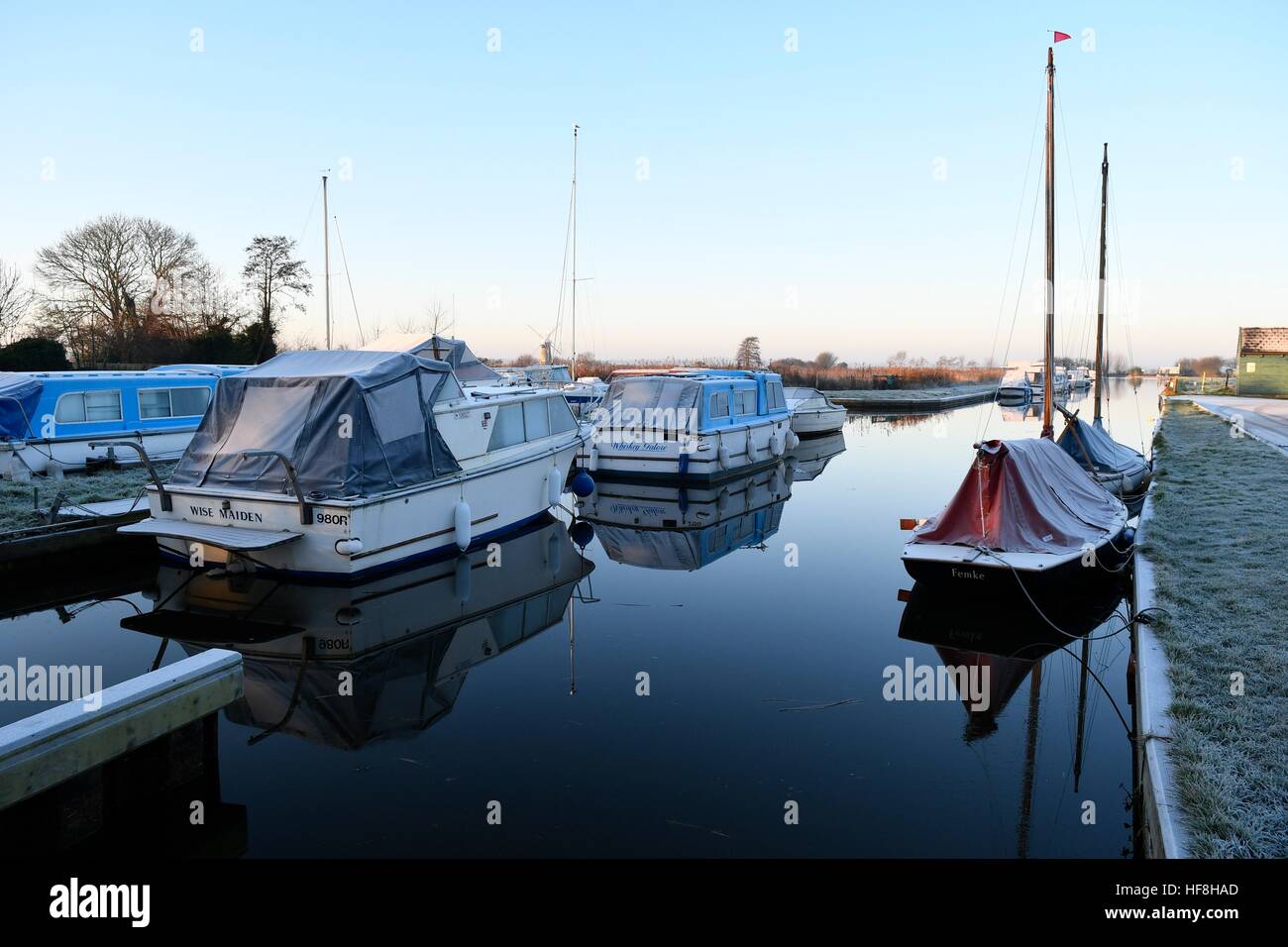 Thurne, Norfolk. Dec 29, 2016. Royaume-uni - un froid glacial et à commencer la journée au Moulin Thurne sur les Norfolk Broads. Thurne, Norfolk, UK Crédit : East Anglian Photo Service/Alamy Live News Banque D'Images