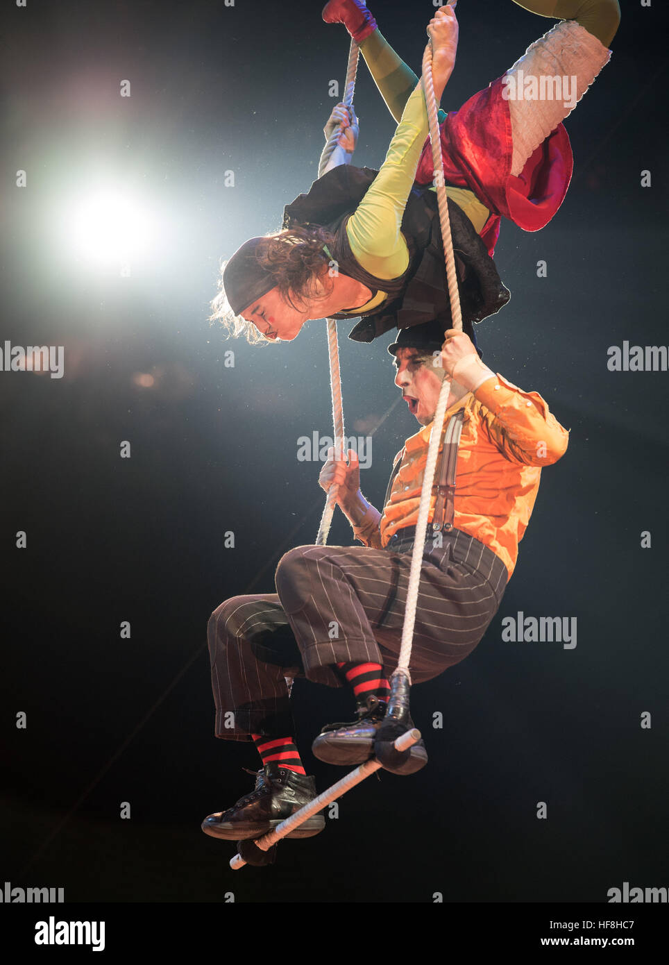 Oldenburg, Allemagne. 28 Dec, 2016. Simone Fassari et Camilla Pessi, les membres du duo comique physique Baccala Compagnia, dans la performance au cours d'une gymnastique spéciale show à l'EWA-Arena à Oldenburg, Allemagne, 28 décembre 2016. Photo : Ingo Wagner/dpa/Alamy Live News Banque D'Images