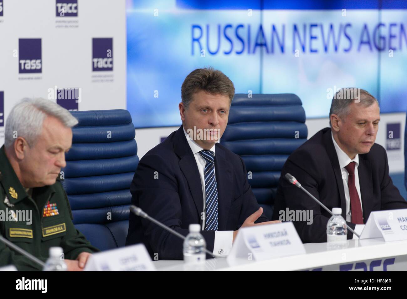 Moscou, Russie. Dec 29, 2016. Le ministre des Transports russe Maxim Sokolov (C) prend la parole lors d'une conférence de presse par les membres de la commission gouvernementale d'enquêter sur la Défense Ministère Tu-154 de l'accident d'avion à Moscou, Russie, le 29 décembre 2016. Les sauveteurs russes ont fini de l'étage principal de l'opération de recherche à l'écrasement. © Bai Xueqi/Xinhua/Alamy Live News Banque D'Images