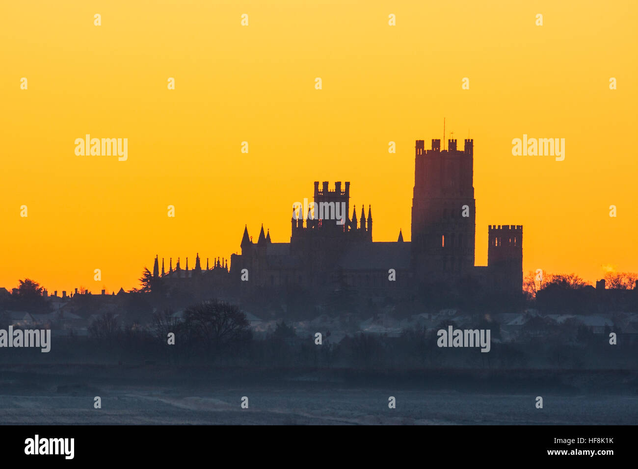 Cathédrale d'Ely, Cambridgeshire, Royaume-Uni. 29 Décembre, 2016. silhouetté contre un ciel aube lumineuse avec une forte gelée. Prises le 29 décembre 2016 Crédit : Simon étrier/Alamy Live News Banque D'Images