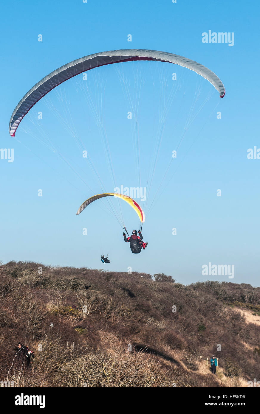 Eastbourne, East Sussex, UK..29 décembre 2016..Paragliders prendre l'air de Beachy Head dans le vent du Sud. Banque D'Images