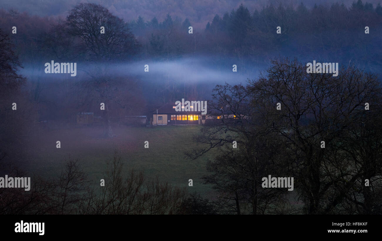 Bath, Royaume-Uni. 29 décembre 2016. Un épais brouillard rassemble au crépuscule dans la vallée où le Kennet and Avon Canal Aqueduc Dundas enjambe la rivière Avon et ligne de chemin de fer près de Limpley Stoke. Une grande partie de la South West UK connaît des températures très basses menant à la glace et des bancs de brouillard. © Wayne Farrell/Alamy Live News Banque D'Images
