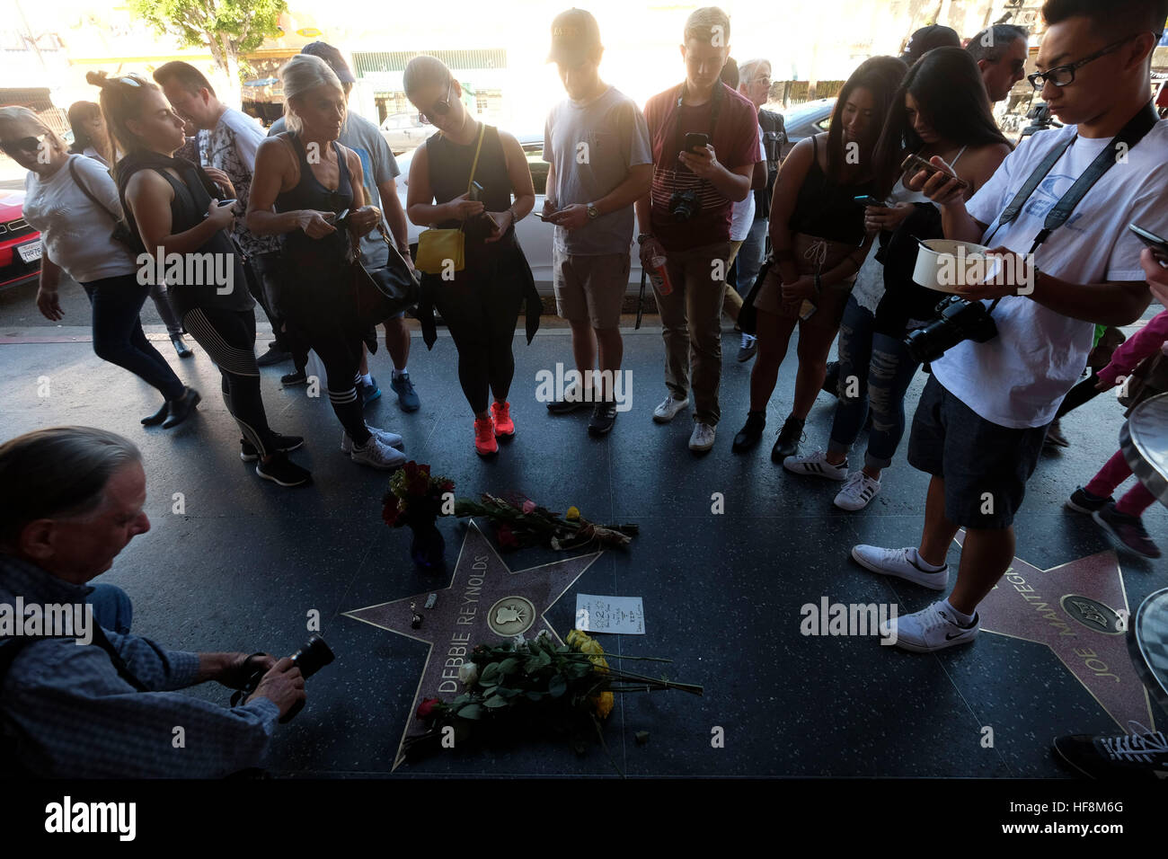Los Angeles, USA. Dec 29, 2016. Les gens se tiennent près de l'Hollywood Walk of Fame star de Debbie Reynolds, à Los Angeles, Californie, États-Unis, le 29 décembre 2016. Hollywood star Debbie Reynolds est mort de course mercredi à l'âge de 84 ans, un jour après sa fille Carrie Fisher, la mort. L'actrice Carrie Fisher, mieux connue comme la princesse Leia dans La Guerre des étoiles, film de franchise, est mort à l'âge de 60 ans le mardi matin, après avoir subi une crise cardiaque sur un vol vendredi dernier. © Zhao Hanrong/Xinhua/Alamy Live News Banque D'Images