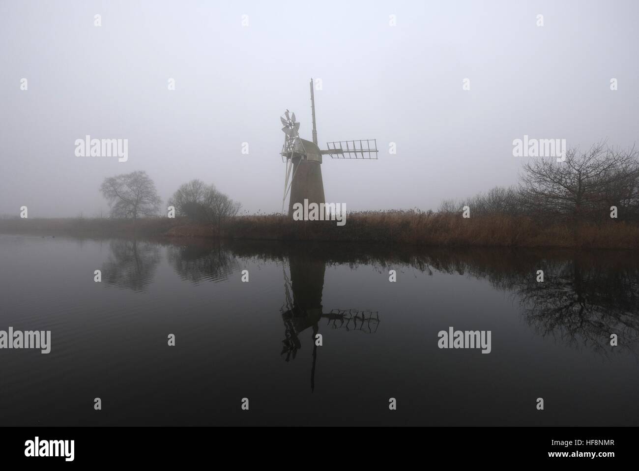 Ludham, Norfolk. Le 30 décembre 2016. Météo du Royaume-Uni, a foggy de commencer la journée sur la rivière Ant sur les Norfolk Broads. Credit : East Anglian Photo Service/Alamy Live News Banque D'Images