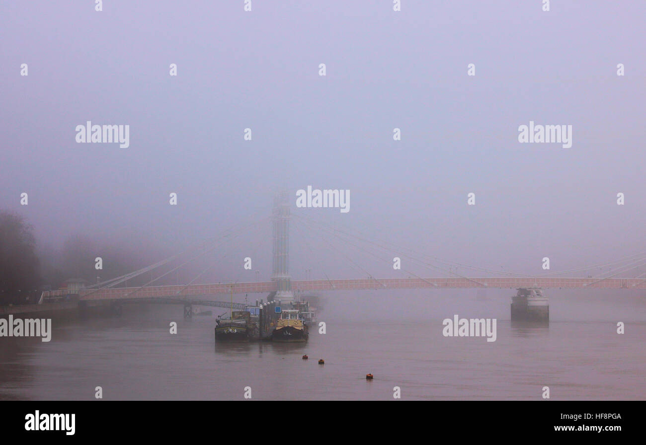 Londres, Royaume-Uni. Le 30 décembre 2016. Un brouillard persistant a porté sur la Tamise à Londres, le déclenchement d'une alerte à la pollution. Chelsea atteindre y compris Battersea Bridge. Crédit : Brian Minkoff/Alamy Live News Banque D'Images