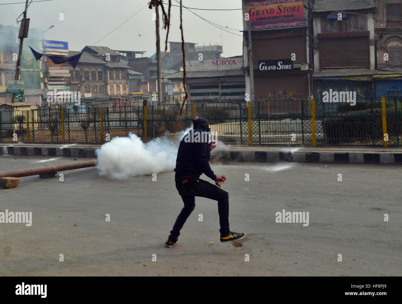 Srinagar, au Cachemire. Déc 30, 2016. Shell gaz lacrymogène explose près d'un manifestant musulman du Cachemire au cours d'une manifestation à Srinagar, Cachemire sous administration indienne. Manifestations à plusieurs endroits entre les manifestants et les forces du gouvernement après la prière du vendredi à l'encontre de la décision du gouvernement de délivrer des certificats de domicile et l'imposition d'SARFAESI WPRS Loi. © Saqib Majeed/Alamy Live News Banque D'Images