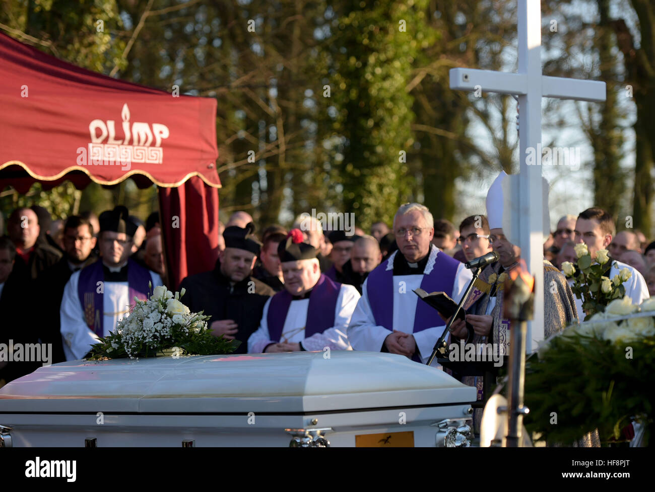 Banie, Pologne. Déc 30, 2016. Le cercueil du chauffeur de camion Polonais tués au cours de l'attaque terroriste à Berlin, Lukasz U., s'élève au cours de la cérémonie d'inhumation au cimetière de Banie, Pologne, 30 décembre 2016. La Polish national a été trouvé dans le siège passager du camion avec des blessures après l'attaque terroriste du 19 décembre à Breitscheidplatz à Berlin. Photo : Monika Skolimowska/dpa/Alamy Live News Banque D'Images