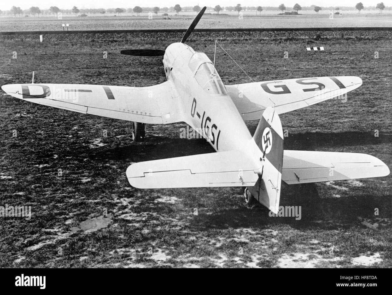 La propagande nazie, l'image montre une Wehrmacht allemande D-VMGI Heinkel He 112 avion de chasse. Publié en novembre 1937. Un journaliste a écrit sur l'inverse de la photo, "Le nouveau siège d'un Heinkel He 112 avion de chasse. Les fabricants d'avions Heinkel à Rostock apportent un nouveau siège unique chasseur Heinkel, dont la tâche est la lutte contre l'air et les cibles au sol. À cette fin, l'avion est équipé de deux mitrailleuses et deux canons. Pour combattre contre des objectifs au sol, les deux parties ont l'équipement chute de bombes sous les ailes, capable de transporter 6 x 10kg de bombes. Un 12 Banque D'Images