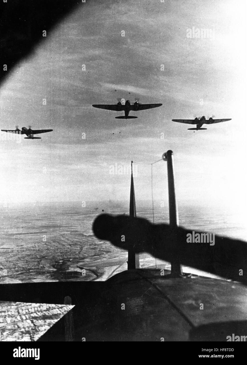 L'image de propagande nazie montre l'allemand Wehrmacht Heinkel He 111 avions de combat sur une mission sur le front oriental. Publié en janvier 1944. Fotoarchiv für Zeitgeschichte - PAS DE SERVICE SANS FIL - | utilisation dans le monde entier Banque D'Images