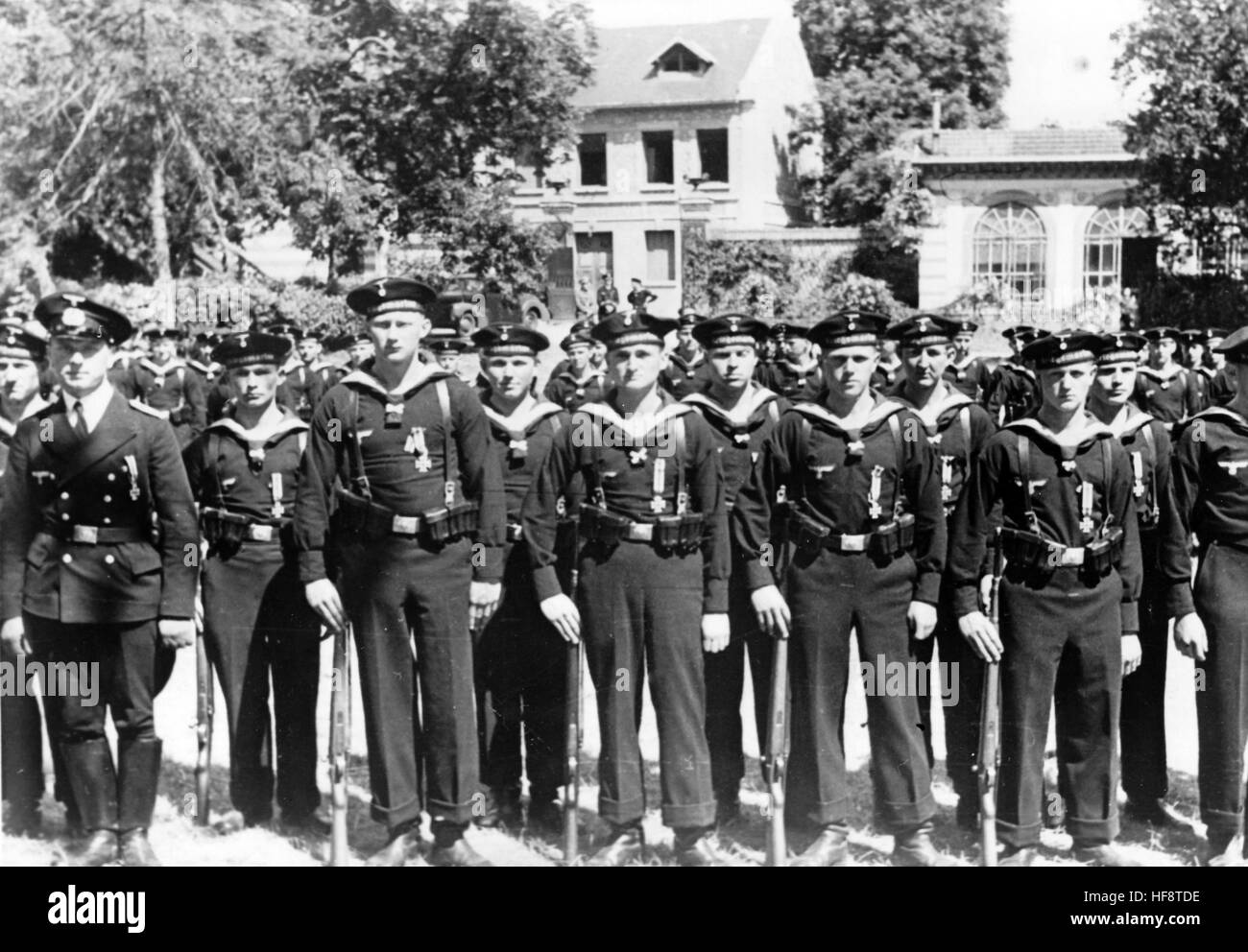 L'image de propagande nazie dépeint l'attribution de la Croix de fer aux marins de la Wehrmacht allemande après l'occupation du Jersey de la Manche. La photo a été publiée en août 1940. Fotoarchiv für Zeitgeschichte - PAS DE SERVICE DE FIL - | utilisation dans le monde entier Banque D'Images