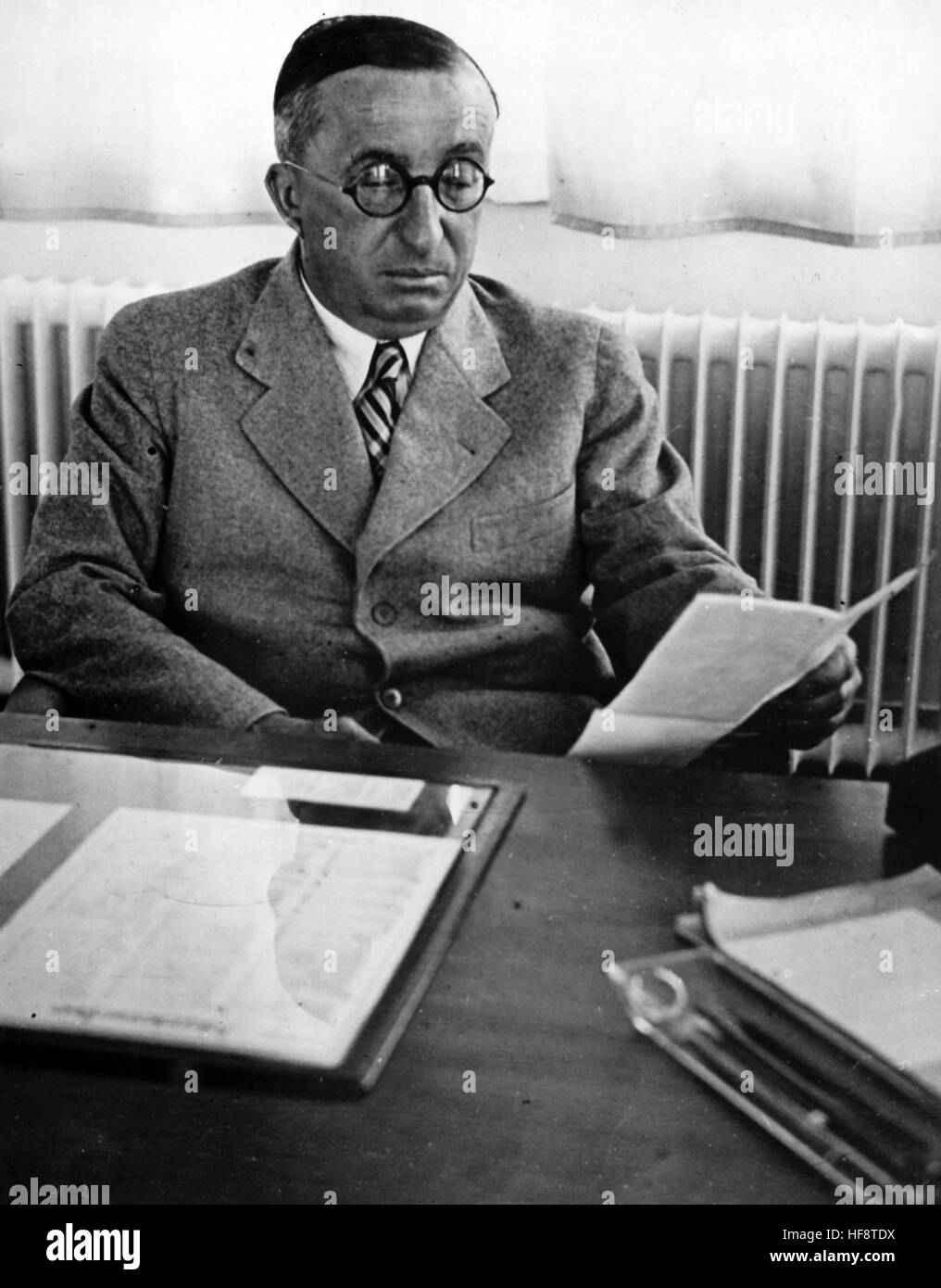 L'image de propagande nazie montre le concepteur d'avions allemand Ernst Heinkel et le fondateur de Heinkel Airplane Manufacturers dans son étude. [D'autres images de cette série de photos se trouvent sous le titre 'Der Mann und sein Werk' (l'Homme et ses œuvres).] Fotoarchiv für Zeitgeschichte - PAS DE SERVICE SANS FIL - | utilisation dans le monde entier Banque D'Images