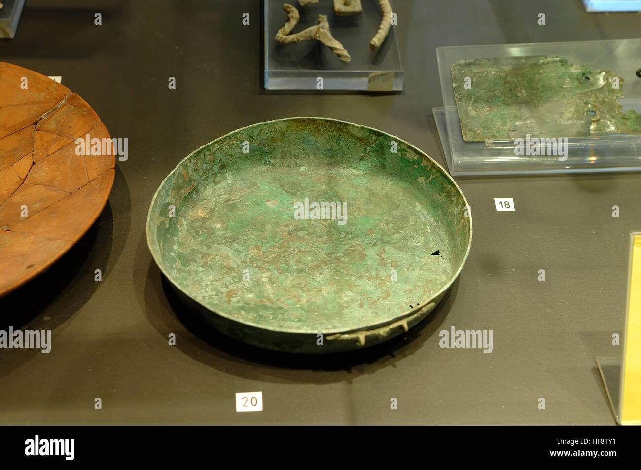 Vitrine musée romain, la plaque de cuivre Musée National d'Archéologie de Grumento, Basilicate, Italie Banque D'Images