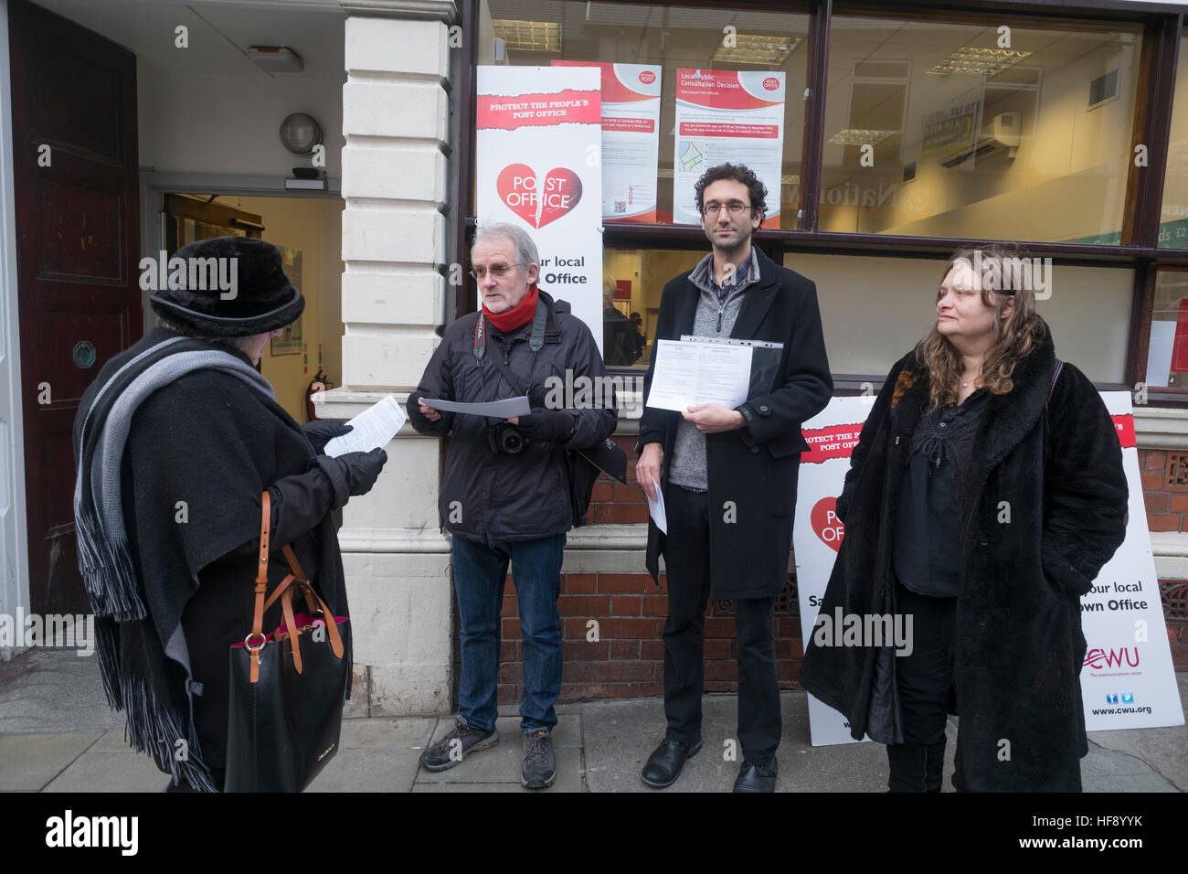 Personnes qui protestaient devant le bureau de poste d'Aberystwyth (extérieur) dans les derniers jours avant sa fermeture et les services transférés à la direction générale à proximité de W.H.Smith Aberystwyth Wales UK Banque D'Images